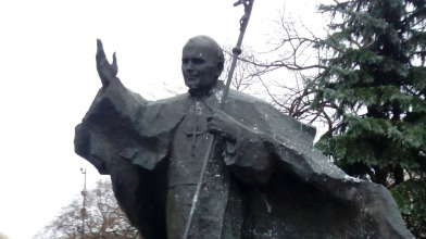 Pomnik Jana Pawła II obrzucony zniczami