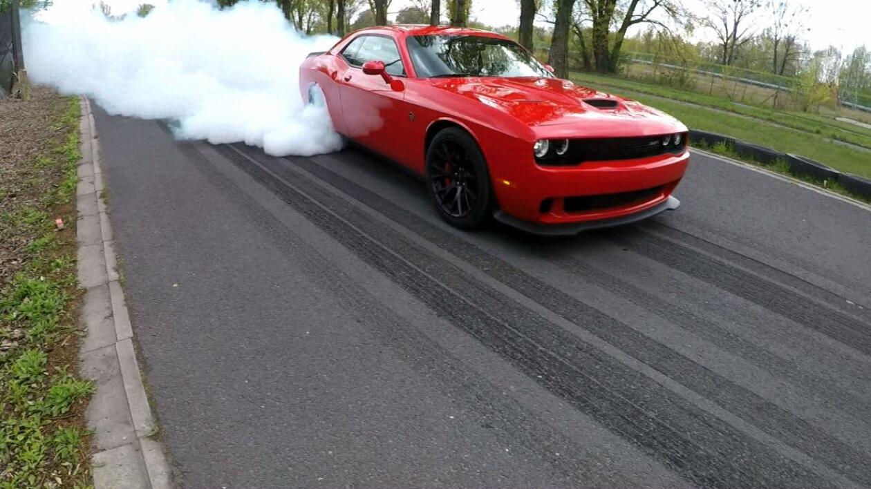 Dodge Challenger Srt Hellcat Pali Gumę Na Si 243 Dmym Biegu Moto